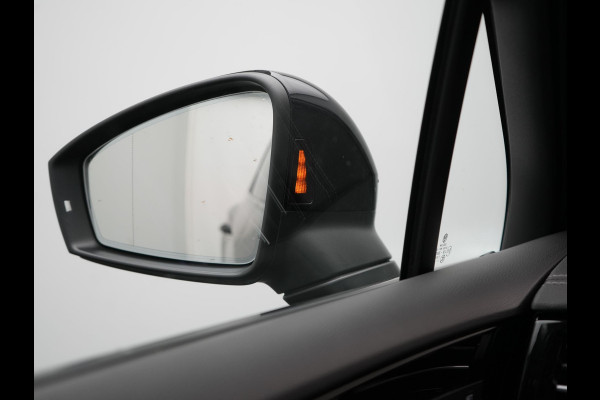 Volkswagen Touareg 3.0 TSi 4MOTION R PHEV 462pk Dealer O.H. | Luchtvering | Trekhaak Af Fabriek | Panodak | Adaptive Cruise | Lederen Sportstoelen Memory & Verwarmd | Camera | 21"L.M | Stuur Verwarmd | Keyless | Apple Carplay | Blis | Plug In Hybrid |