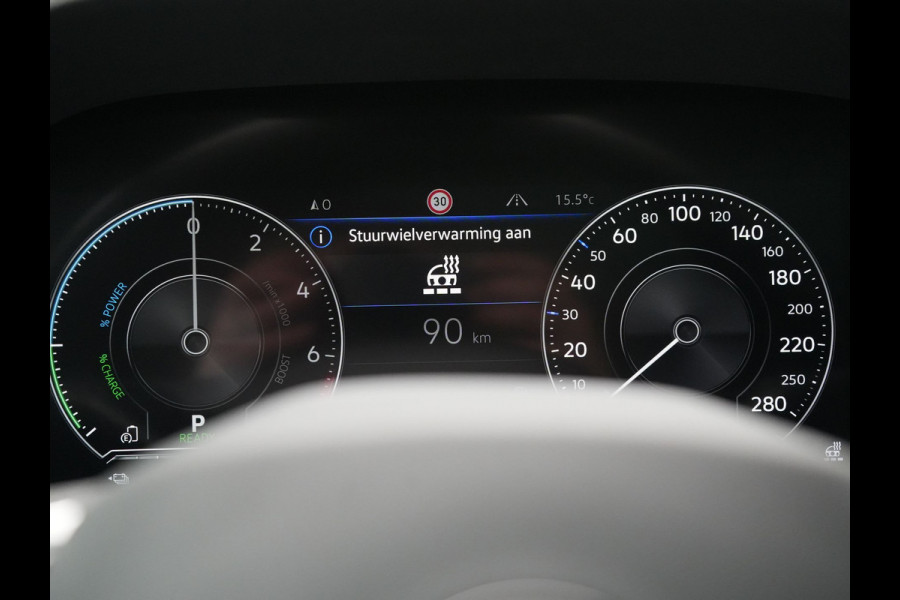 Volkswagen Touareg 3.0 TSi 4MOTION R PHEV 462pk Dealer O.H. | Luchtvering | Trekhaak Af Fabriek | Panodak | Adaptive Cruise | Lederen Sportstoelen Memory & Verwarmd | Camera | 21"L.M | Stuur Verwarmd | Keyless | Apple Carplay | Blis | Plug In Hybrid |