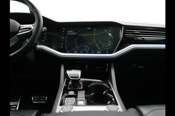 Volkswagen Touareg 3.0 TSi 4MOTION R PHEV 462pk Dealer O.H. | Luchtvering | Trekhaak Af Fabriek | Panodak | Adaptive Cruise | Lederen Sportstoelen Memory & Verwarmd | Camera | 21"L.M | Stuur Verwarmd | Keyless | Apple Carplay | Blis | Plug In Hybrid |