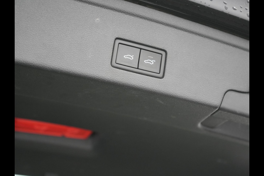 Volkswagen Touareg 3.0 TSi 4MOTION R PHEV 462pk Dealer O.H. | Luchtvering | Trekhaak Af Fabriek | Panodak | Adaptive Cruise | Lederen Sportstoelen Memory & Verwarmd | Camera | 21"L.M | Stuur Verwarmd | Keyless | Apple Carplay | Blis | Plug In Hybrid |