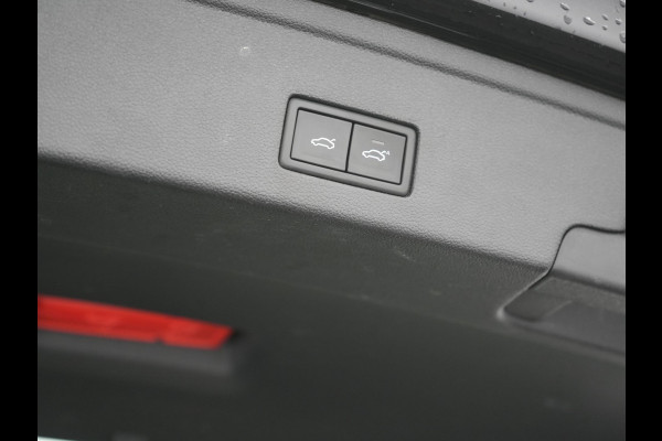 Volkswagen Touareg 3.0 TSi 4MOTION R PHEV 462pk Dealer O.H. | Luchtvering | Trekhaak Af Fabriek | Panodak | Adaptive Cruise | Lederen Sportstoelen Memory & Verwarmd | Camera | 21"L.M | Stuur Verwarmd | Keyless | Apple Carplay | Blis | Plug In Hybrid |