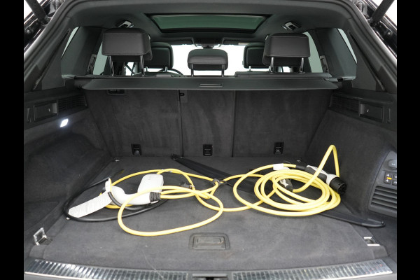 Volkswagen Touareg 3.0 TSi 4MOTION R PHEV 462pk Dealer O.H. | Luchtvering | Trekhaak Af Fabriek | Panodak | Adaptive Cruise | Lederen Sportstoelen Memory & Verwarmd | Camera | 21"L.M | Stuur Verwarmd | Keyless | Apple Carplay | Blis | Plug In Hybrid |