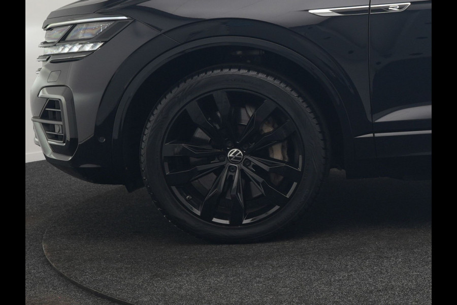 Volkswagen Touareg 3.0 TSi 4MOTION R PHEV 462pk Dealer O.H. | Luchtvering | Trekhaak Af Fabriek | Panodak | Adaptive Cruise | Lederen Sportstoelen Memory & Verwarmd | Camera | 21"L.M | Stuur Verwarmd | Keyless | Apple Carplay | Blis | Plug In Hybrid |