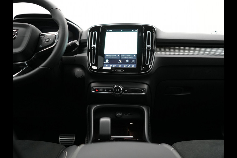 Volvo XC40 Recharge Pro 69kWh 231pk Dealer O.H. | Panodak | 360 Camera | Adaptive Cruise | Harman / Kardon | Alcantara Sportstoelen Memory & Verwarmd | Google Assistent | Stuur Verwarmd | Keyless | Blis | DAB |