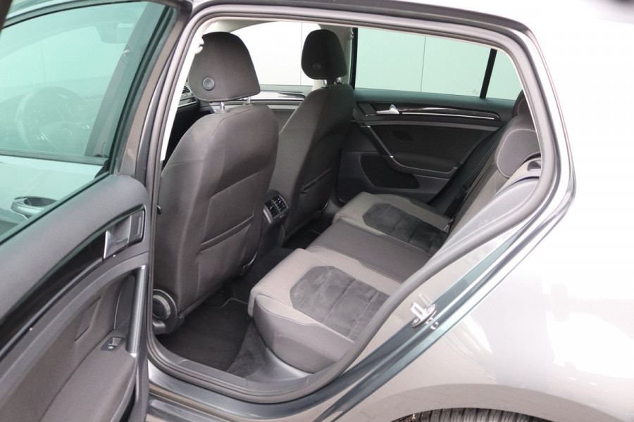 Volkswagen Golf 1.5 TSI 150PK Highline Business R Navigatie/Camera/Stoelverwarming/Adaptive-cruisecontrol