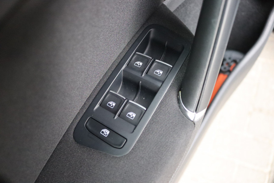 Volkswagen Golf 1.5 TSI 150PK Highline Business R Navigatie/Camera/Stoelverwarming/Adaptive-cruisecontrol