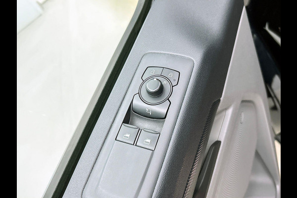 Ford Transit Custom 300 2.0 TDCI L2H1 Automaat Trend Nieuw Model Navigatie Climate Control Parkeersensoren Camera Lichtmetalen Velgen Bumpers in kleur Digitale Cockpit