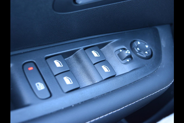 Peugeot 208 1.2 Hybrid 110 e-DCS6 Allure CAMERA MET SENSOREN | NAVI & CARPLAY | E.C.C. |