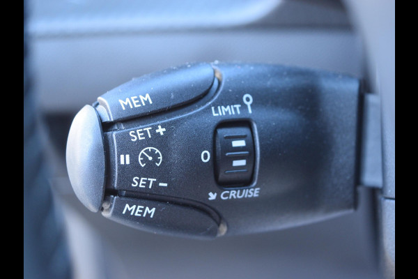 Peugeot 208 1.2 Hybrid 110 e-DCS6 Allure CAMERA MET SENSOREN | NAVI & CARPLAY | E.C.C. |