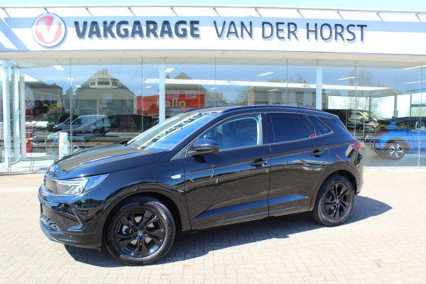 Opel Grandland 1.2-130pk Turbo GS-Line. Zeer nette, sportieve en luxe hoogzitter, slechts 49.000km ! Autm. airco dual, camera, half leder, navigatie, telefoonvoorb, Apple carplay/Android auto, lane- en side assist, cruise control, metallic lak, LM wielen etc.