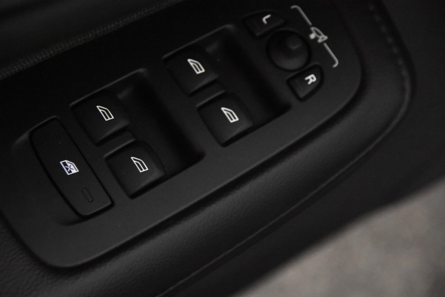 Volvo V60 2.0 B3 Momentum *1ste Eigenaar*Navigatie*Panoramadak*Trekhaak*Stoelverwarming*