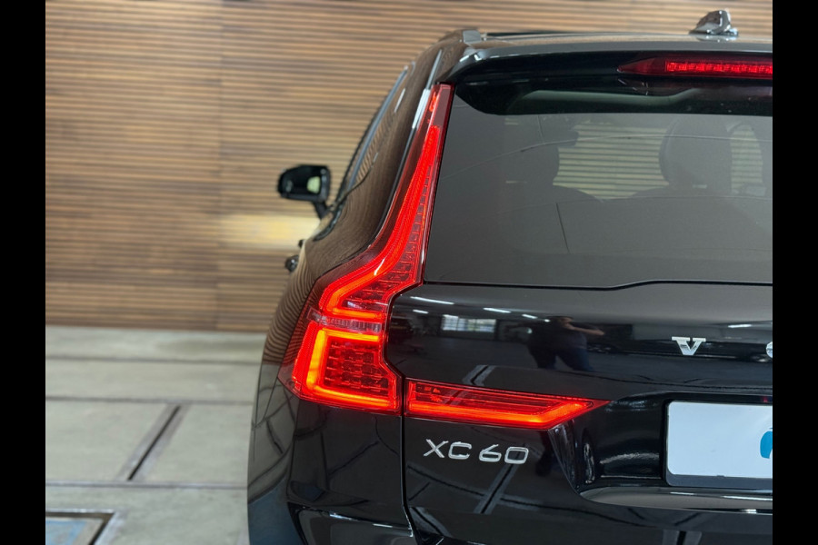 Volvo XC60 2.0 T6 Plug-in hybrid AWD Plus Dark | Pano | Winterpakket | Trekhaak elektr.| 360 camera | 20Inch | BOMVOL