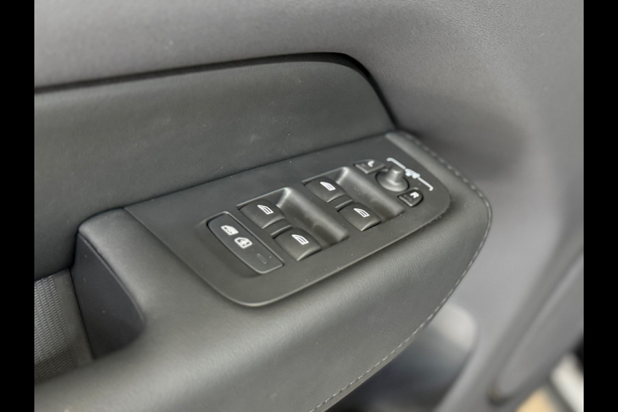 Volvo XC60 2.0 T6 Plug-in hybrid AWD Plus Dark | Pano | Winterpakket | Trekhaak elektr.| 360 camera | 20Inch | BOMVOL