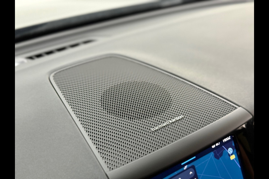 Volvo XC60 2.0 T6 Plug-in hybrid AWD Plus Dark | Pano | Winterpakket | Trekhaak elektr.| 360 camera | 20Inch | BOMVOL