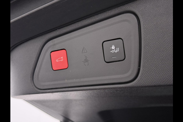 Peugeot 3008 1.6 HYbrid 225 GT Pack Business PANO | BLACK PACK | CAMERA | CRUISE CONTROL ADAPTIEF DODE HOEK SENSOR | ELEK. ACHTERKLEP | STOELVERWARMING| FOCAL AUDIO|