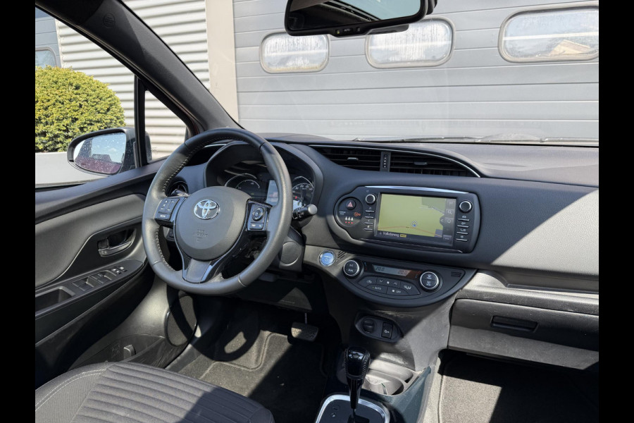 Toyota Yaris 1.5 Hybrid Bi-Tone Plus | Panoramadak | Navigatie | Camera | Climate Control |