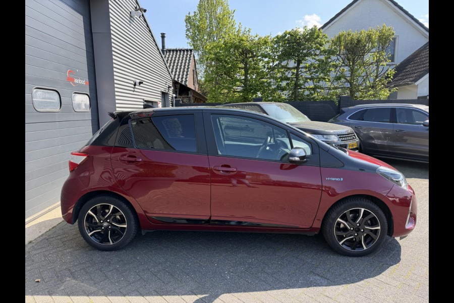 Toyota Yaris 1.5 Hybrid Bi-Tone Plus | Panoramadak | Navigatie | Camera | Climate Control |