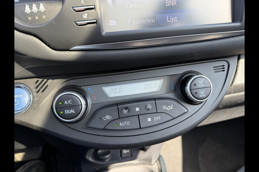 Toyota Yaris 1.5 Hybrid Bi-Tone Plus | Panoramadak | Navigatie | Camera | Climate Control |