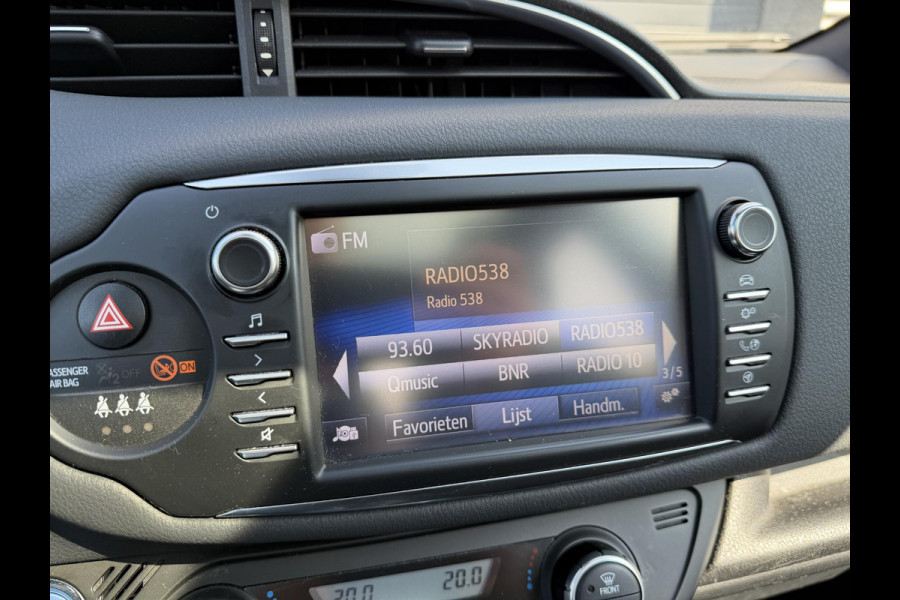 Toyota Yaris 1.5 Hybrid Bi-Tone Plus | Panoramadak | Navigatie | Camera | Climate Control |