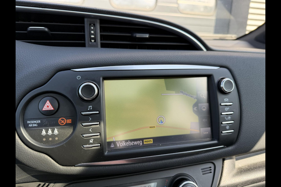 Toyota Yaris 1.5 Hybrid Bi-Tone Plus | Panoramadak | Navigatie | Camera | Climate Control |