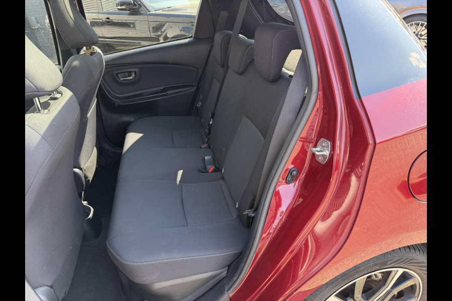 Toyota Yaris 1.5 Hybrid Bi-Tone Plus | Panoramadak | Navigatie | Camera | Climate Control |