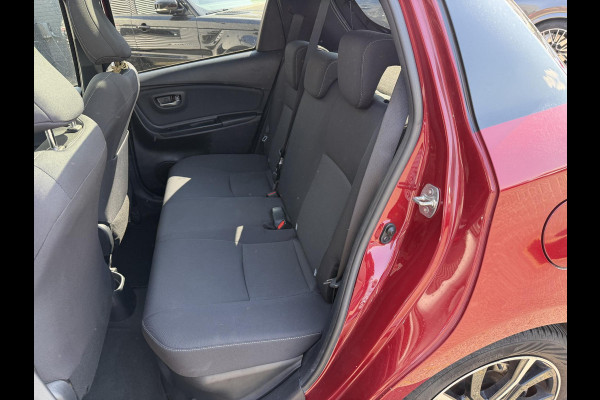 Toyota Yaris 1.5 Hybrid Bi-Tone Plus | Panoramadak | Navigatie | Camera | Climate Control |