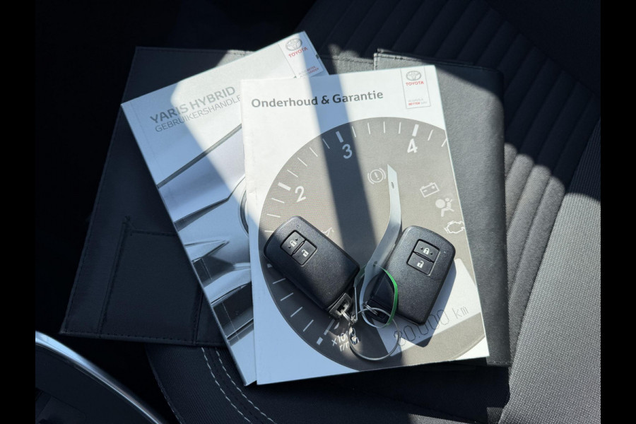 Toyota Yaris 1.5 Hybrid Bi-Tone Plus | Panoramadak | Navigatie | Camera | Climate Control |