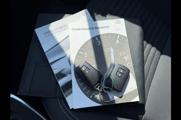 Toyota Yaris 1.5 Hybrid Bi-Tone Plus | Panoramadak | Navigatie | Camera | Climate Control |