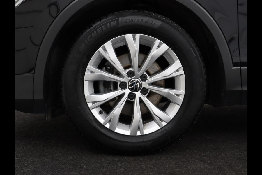 Volkswagen Tiguan 1.5 TSI Life Business | Leder | Stoelverwarming | Keyless | Carplay | Adaptive cruise | Navigatie | Parkeerhulp | Full LED | Stuurverwarming | Virtual Cockpit | Climate control | DAB | Bluetooth