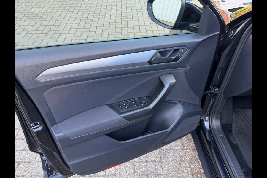 Volkswagen T-Roc 1.5 TSI Life 150 Pk | Navi-Carplay | Clima | Camera | Cruise | 16".