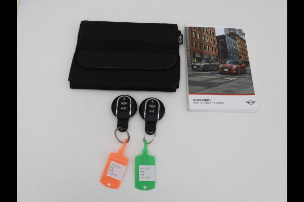 MINI Cooper 1.5 Cooper | Harman/Kardon | Carplay | Sportstoelen | Full LED | Navigatie | Climate control | Park Assist | Cruise control | Getint glas