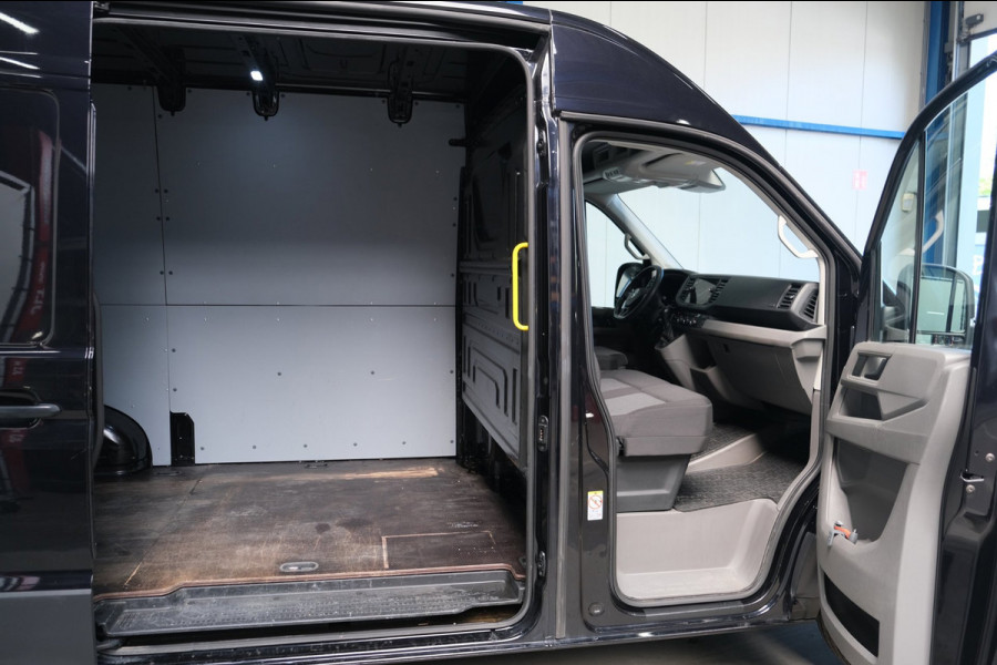 Volkswagen Crafter 35 2.0 TDI L3H3 Highline Automaat - N.A.P. Airco, Cruise, PDC, Navi, Carplay, Camera, Trekhaak.