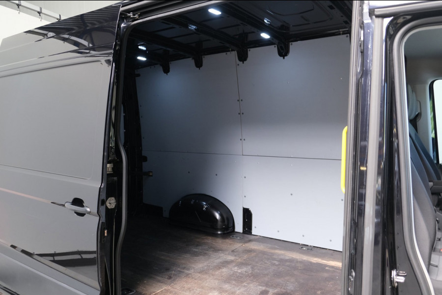 Volkswagen Crafter 35 2.0 TDI L3H3 Highline Automaat - N.A.P. Airco, Cruise, PDC, Navi, Carplay, Camera, Trekhaak.