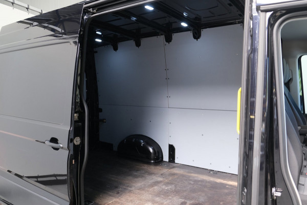 Volkswagen Crafter 35 2.0 TDI L3H3 Highline Automaat - N.A.P. Airco, Cruise, PDC, Navi, Carplay, Camera, Trekhaak.