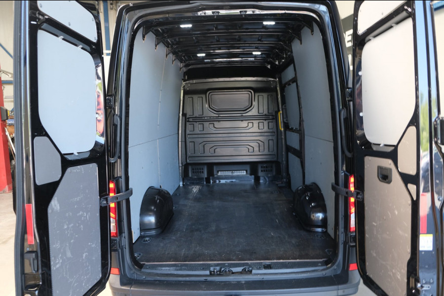 Volkswagen Crafter 35 2.0 TDI L3H3 Highline Automaat - N.A.P. Airco, Cruise, PDC, Navi, Carplay, Camera, Trekhaak.