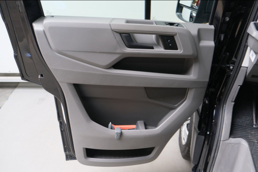 Volkswagen Crafter 35 2.0 TDI L3H3 Highline Automaat - N.A.P. Airco, Cruise, PDC, Navi, Carplay, Camera, Trekhaak.