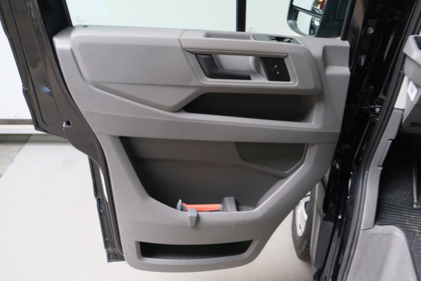 Volkswagen Crafter 35 2.0 TDI L3H3 Highline Automaat - N.A.P. Airco, Cruise, PDC, Navi, Carplay, Camera, Trekhaak.