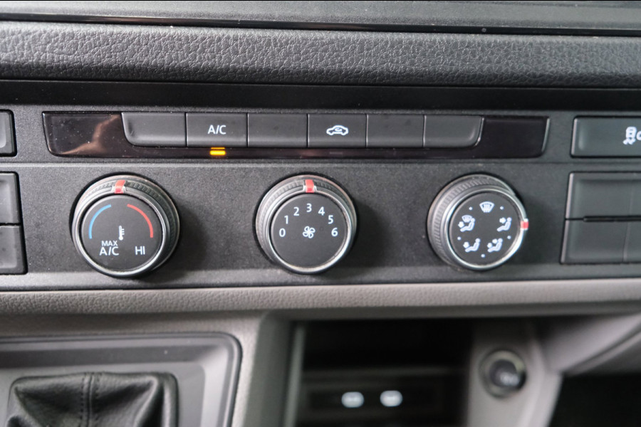 Volkswagen Crafter 35 2.0 TDI L3H3 Highline Automaat - N.A.P. Airco, Cruise, PDC, Navi, Carplay, Camera, Trekhaak.