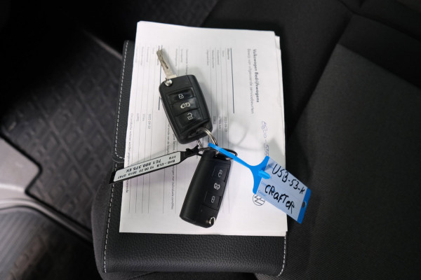 Volkswagen Crafter 35 2.0 TDI L3H3 Highline Automaat - N.A.P. Airco, Cruise, PDC, Navi, Carplay, Camera, Trekhaak.