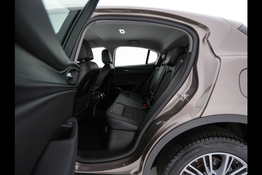 Alfa Romeo Stelvio 2.2d Super Aut. *LEATHER-FABRIC | BI-XENON | DAB+ | NAVI-FULLMAP | COMFORT-SEATS | ECC | CRUISE | PDC | 18"ALU*