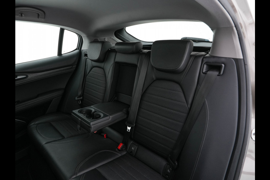 Alfa Romeo Stelvio 2.2d Super Aut. *LEATHER-FABRIC | BI-XENON | DAB+ | NAVI-FULLMAP | COMFORT-SEATS | ECC | CRUISE | PDC | 18"ALU*