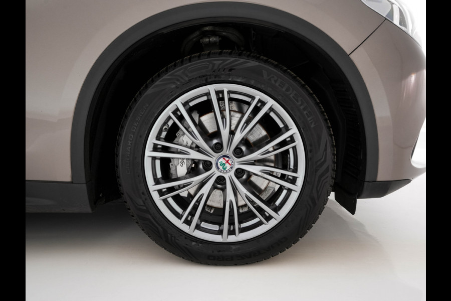 Alfa Romeo Stelvio 2.2d Super Aut. *LEATHER-FABRIC | BI-XENON | DAB+ | NAVI-FULLMAP | COMFORT-SEATS | ECC | CRUISE | PDC | 18"ALU*
