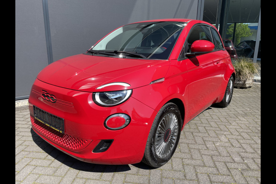 Fiat 500E Red 42 kwh Achteruitrijcamera - Airco - Parkeersensor achter - Navigatiesysteem - Apple carplay - Cruise control - Licht metalen velgen 16 inch - Radio - Ramen elektrisch - Multifunctioneel stuurwiel -  - Draadloze telefoonoplader - Led verlichting - Automaat - Usb aansluiting - Bluetooth