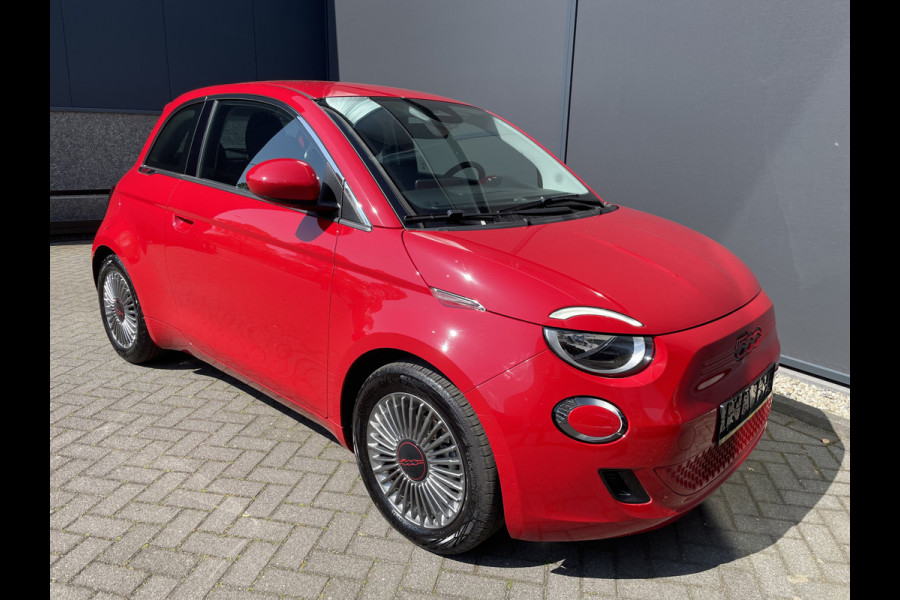 Fiat 500E Red 42 kwh Achteruitrijcamera - Airco - Parkeersensor achter - Navigatiesysteem - Apple carplay - Cruise control - Licht metalen velgen 16 inch - Radio - Ramen elektrisch - Multifunctioneel stuurwiel -  - Draadloze telefoonoplader - Led verlichting - Automaat - Usb aansluiting - Bluetooth
