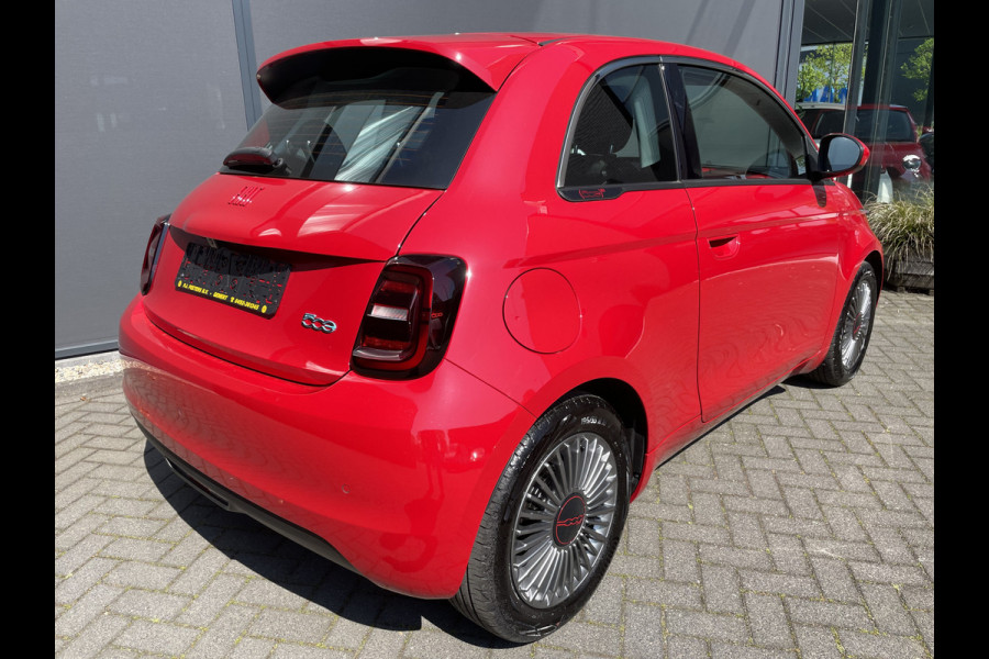 Fiat 500E Red 42 kwh Achteruitrijcamera - Airco - Parkeersensor achter - Navigatiesysteem - Apple carplay - Cruise control - Licht metalen velgen 16 inch - Radio - Ramen elektrisch - Multifunctioneel stuurwiel -  - Draadloze telefoonoplader - Led verlichting - Automaat - Usb aansluiting - Bluetooth