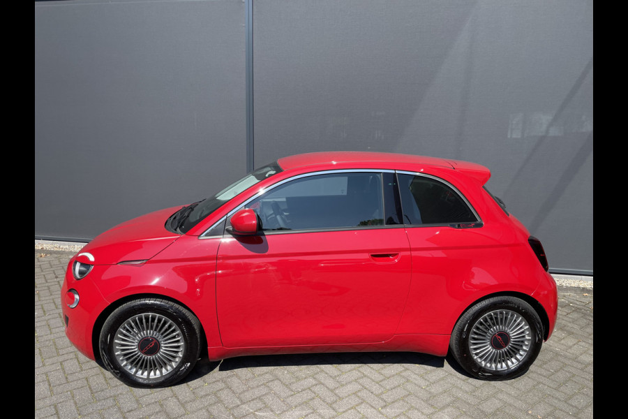 Fiat 500E Red 42 kwh Achteruitrijcamera - Airco - Parkeersensor achter - Navigatiesysteem - Apple carplay - Cruise control - Licht metalen velgen 16 inch - Radio - Ramen elektrisch - Multifunctioneel stuurwiel -  - Draadloze telefoonoplader - Led verlichting - Automaat - Usb aansluiting - Bluetooth