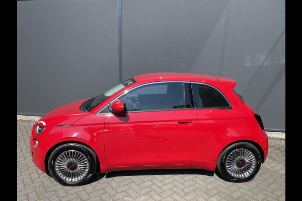 Fiat 500E Red 42 kwh Achteruitrijcamera - Airco - Parkeersensor achter - Navigatiesysteem - Apple carplay - Cruise control - Licht metalen velgen 16 inch - Radio - Ramen elektrisch - Multifunctioneel stuurwiel -  - Draadloze telefoonoplader - Led verlichting - Automaat - Usb aansluiting - Bluetooth