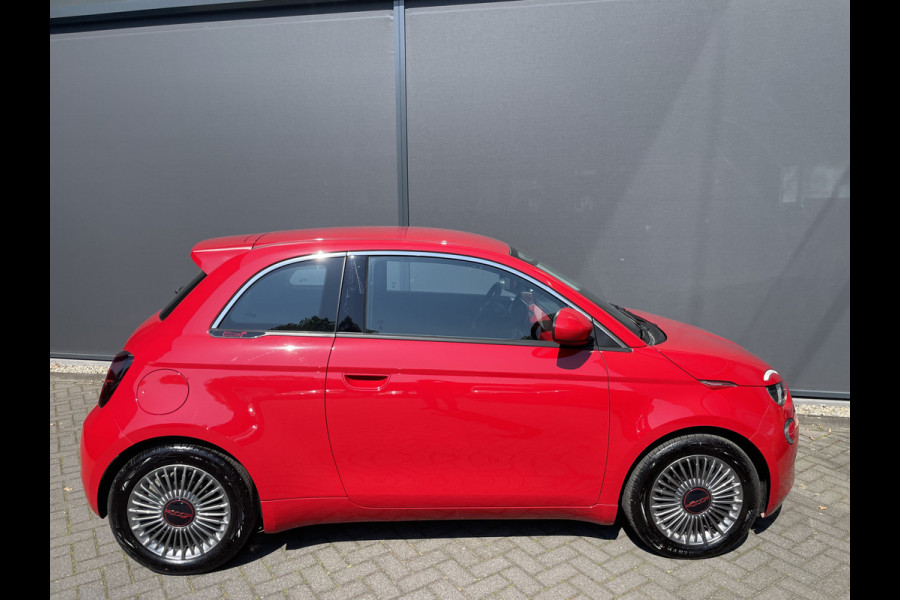 Fiat 500E Red 42 kwh Achteruitrijcamera - Airco - Parkeersensor achter - Navigatiesysteem - Apple carplay - Cruise control - Licht metalen velgen 16 inch - Radio - Ramen elektrisch - Multifunctioneel stuurwiel -  - Draadloze telefoonoplader - Led verlichting - Automaat - Usb aansluiting - Bluetooth