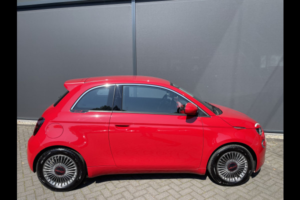 Fiat 500E Red 42 kwh Achteruitrijcamera - Airco - Parkeersensor achter - Navigatiesysteem - Apple carplay - Cruise control - Licht metalen velgen 16 inch - Radio - Ramen elektrisch - Multifunctioneel stuurwiel -  - Draadloze telefoonoplader - Led verlichting - Automaat - Usb aansluiting - Bluetooth