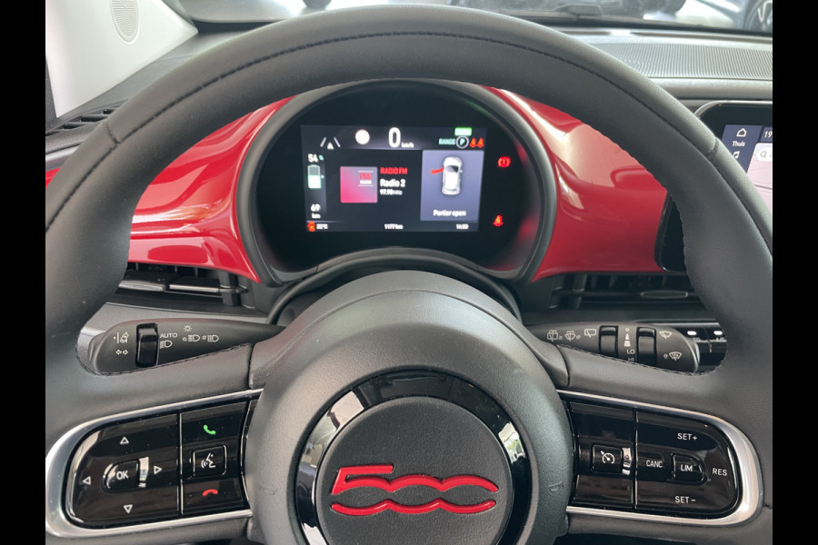 Fiat 500E Red 42 kwh Achteruitrijcamera - Airco - Parkeersensor achter - Navigatiesysteem - Apple carplay - Cruise control - Licht metalen velgen 16 inch - Radio - Ramen elektrisch - Multifunctioneel stuurwiel -  - Draadloze telefoonoplader - Led verlichting - Automaat - Usb aansluiting - Bluetooth